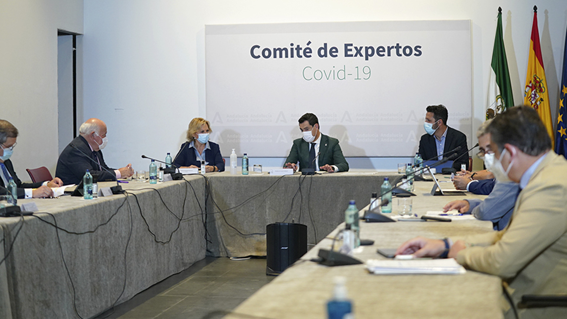 Juanma Moreno presidió la reunión del Comité de expertos en el Palacio de San Telmo.