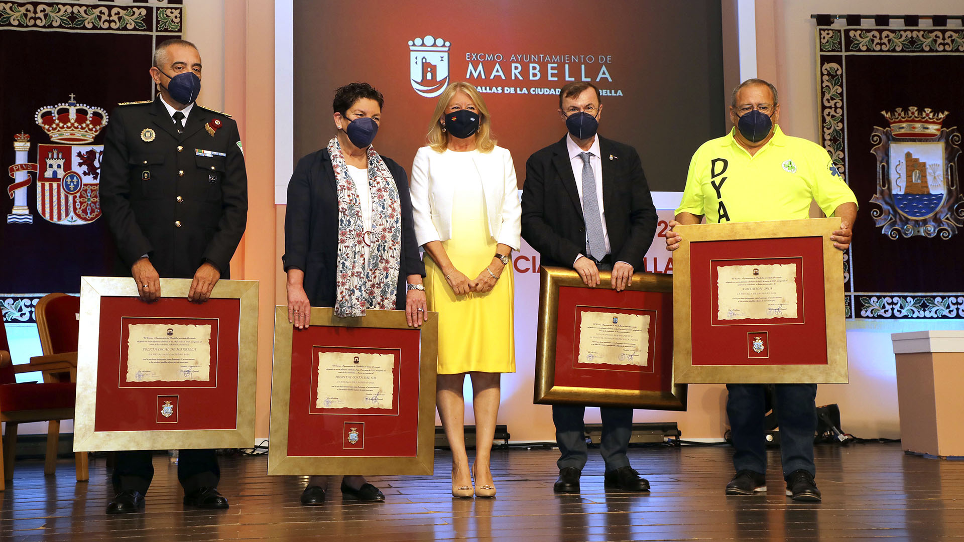 Entregadas las Medallas de la Ciudad a la Asociación DYA, la Policía Local y el Hospital Costa del Sol