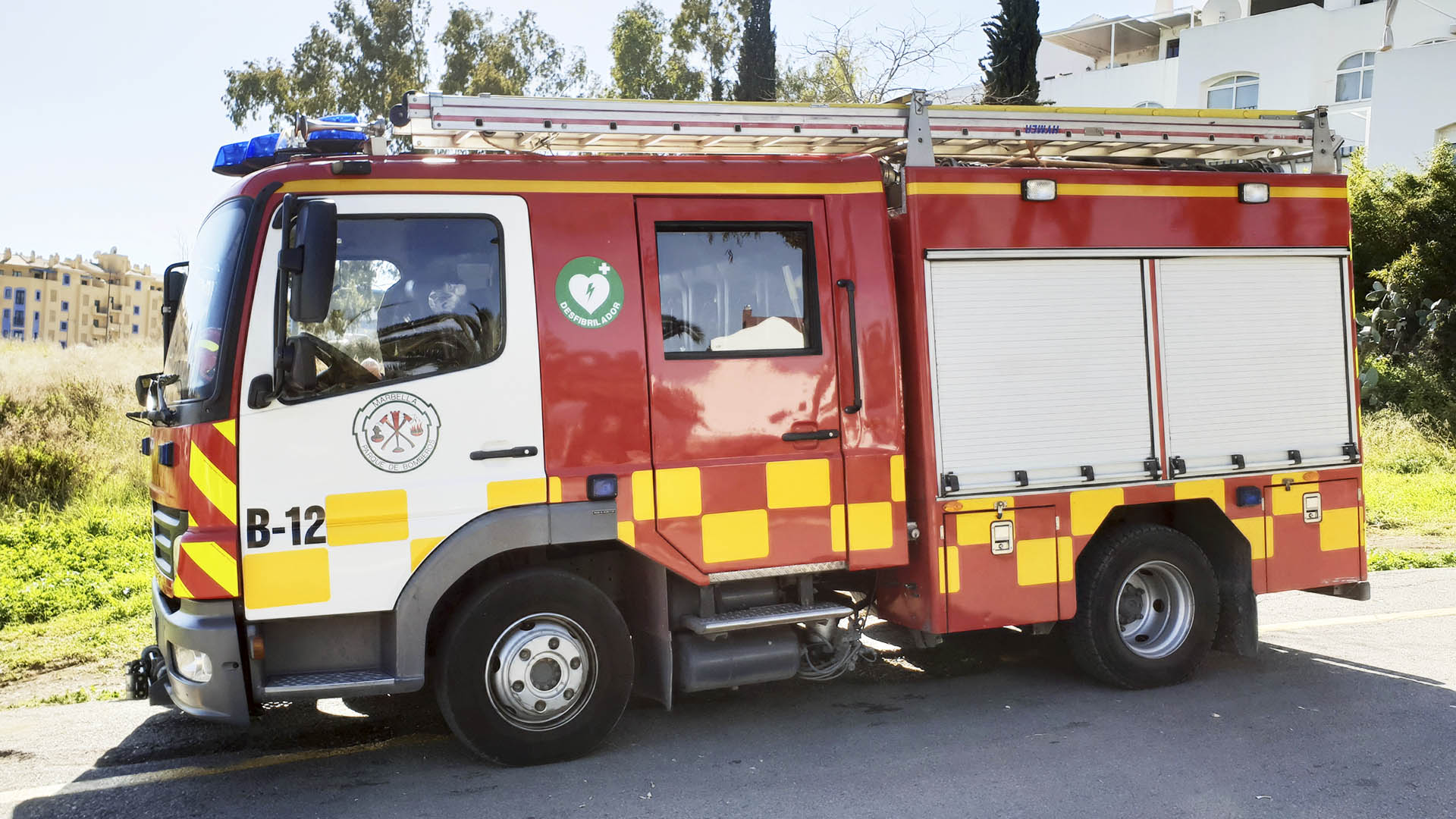 Dos mujeres afectadas por el incendio en un ático provocado por una vela