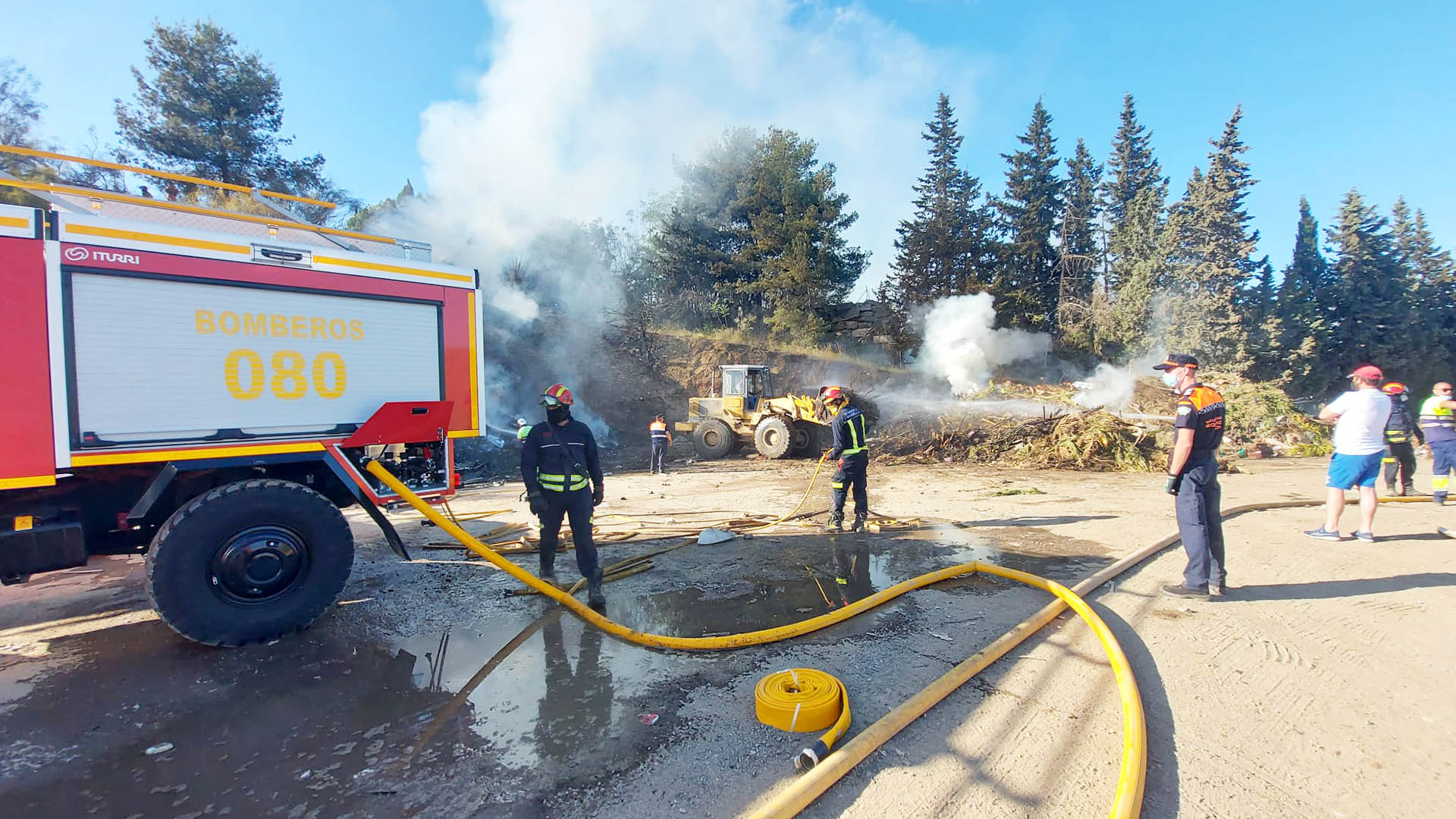 Bomberos sofocan un incendio declarado en un vertedero ilegal del Ayuntamiento