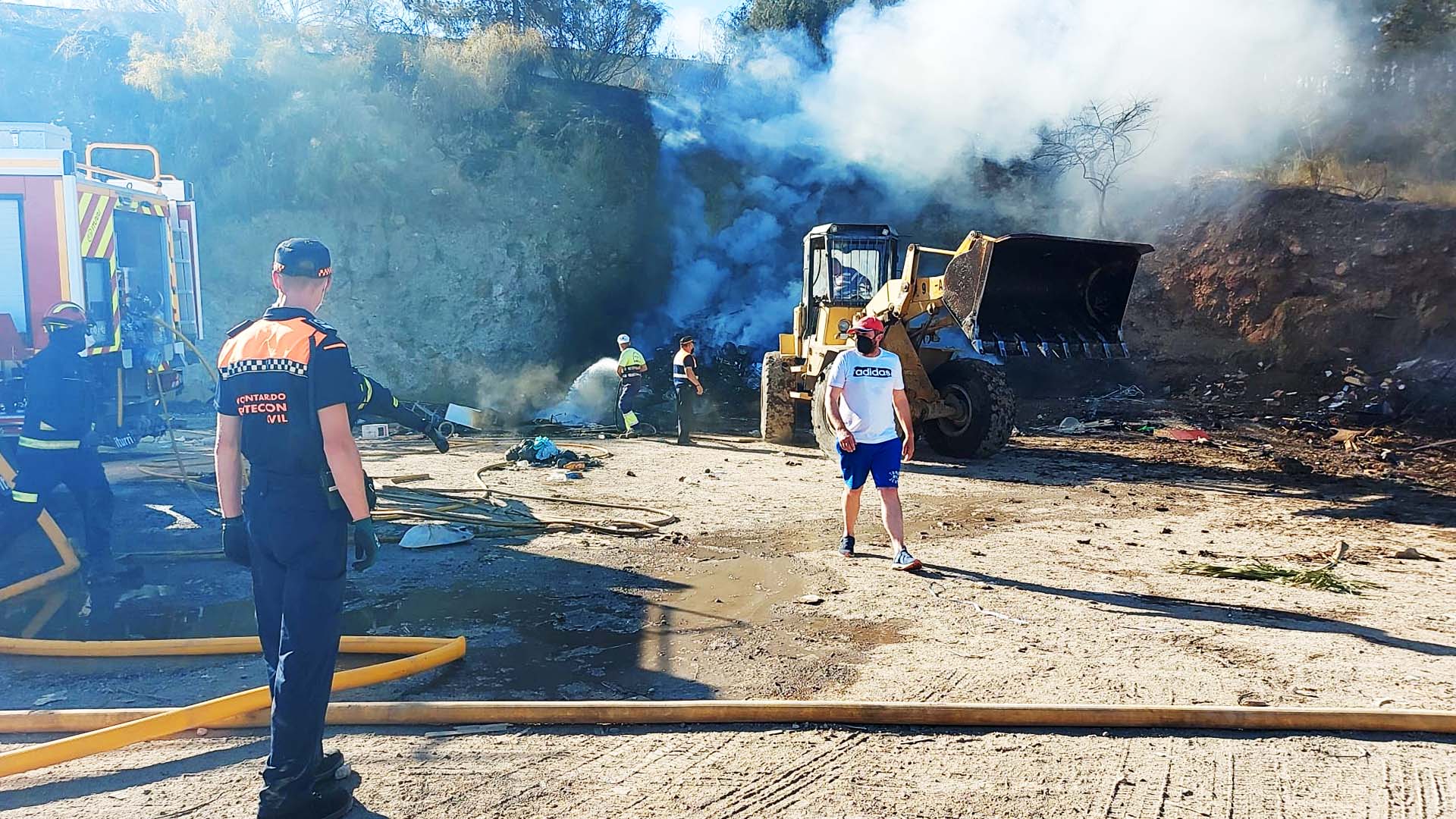 Bomberos sofocan un incendio declarado en un vertedero ilegal del Ayuntamiento