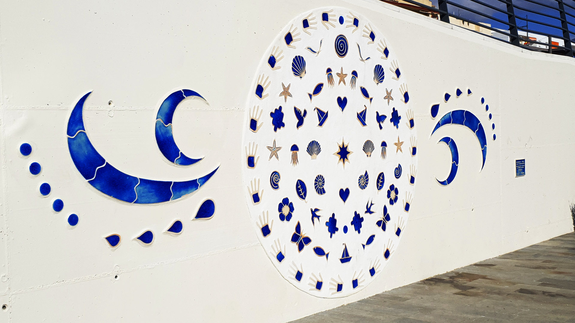 Bulevar San Pedro Alcántara estrena mural cerámico con motivos marinos