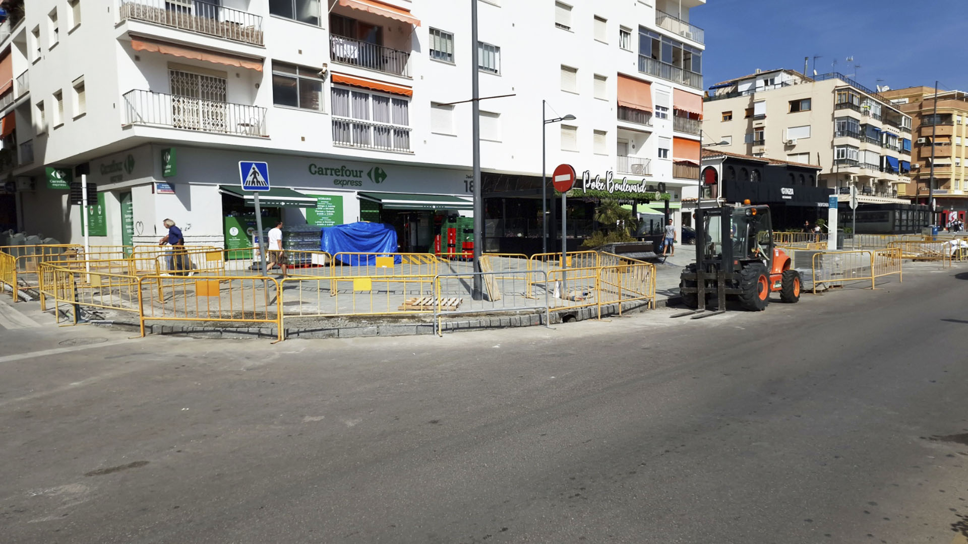 Actualmente se están realizando obras de mantenimiento en el acerado de la Avenida Luis Braille