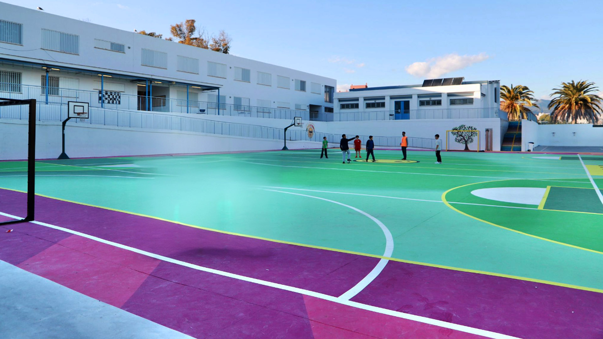 Finaliza la renovación de la pista deportiva del CEIP María Teresa León