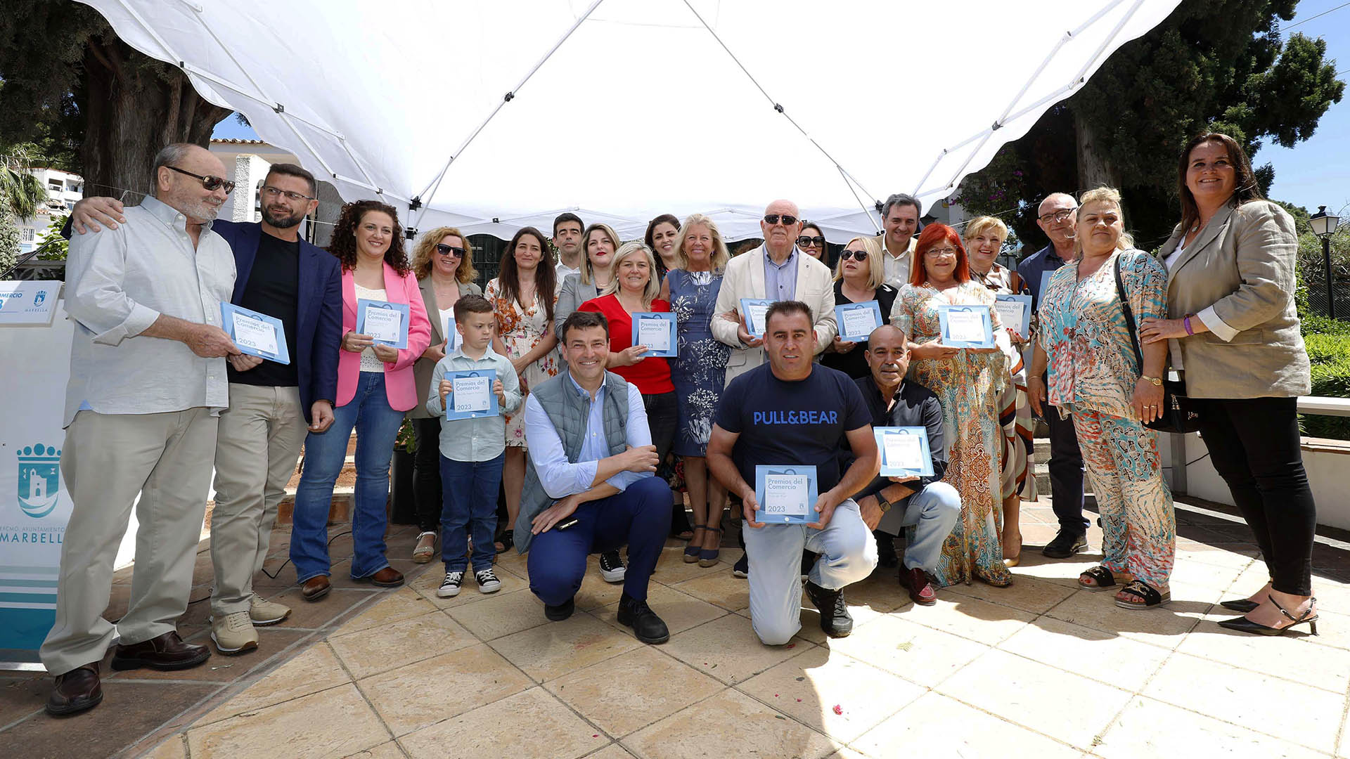 El Consistorio reconoce la trayectoria de trece negocios de Nueva Andalucía