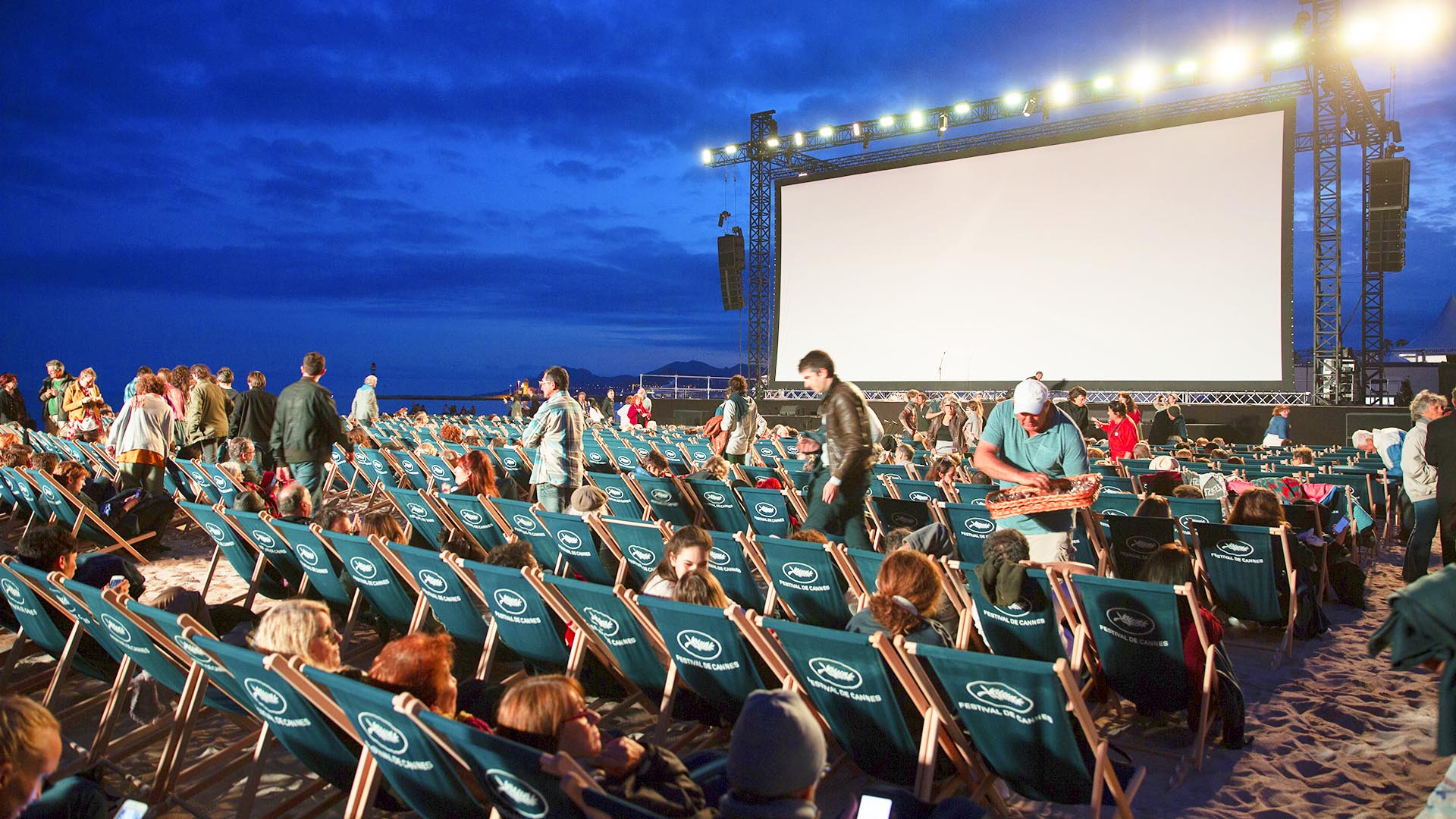 Unidas Podemos reivindica el regreso a las playas de “Cine bajo las estrellas”