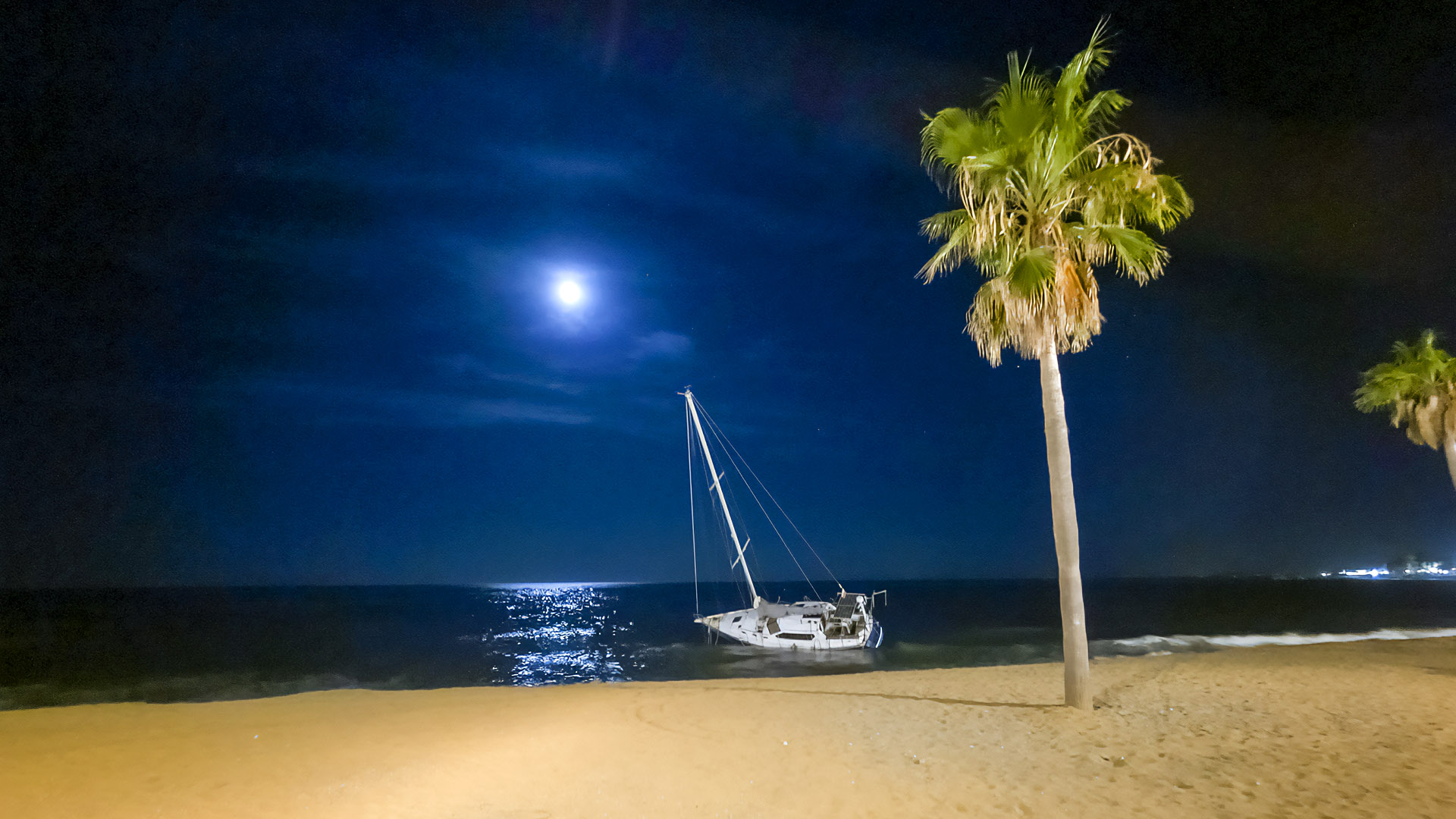 Programada la retirada del velero encallado en la playa de Cortijo Blanco